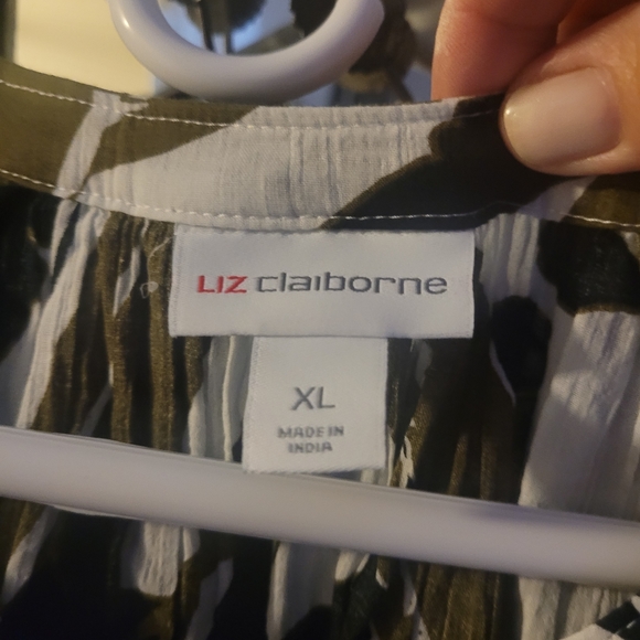 Liz Claiborne lightweight sleeveless blouse - Picture 2 of 4